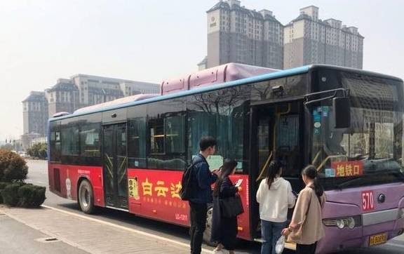 华为手机刷苏州公交卡吗
:暗访郑州570路公交：5辆车有1辆不能刷卡 刷卡机使用两天就坏了