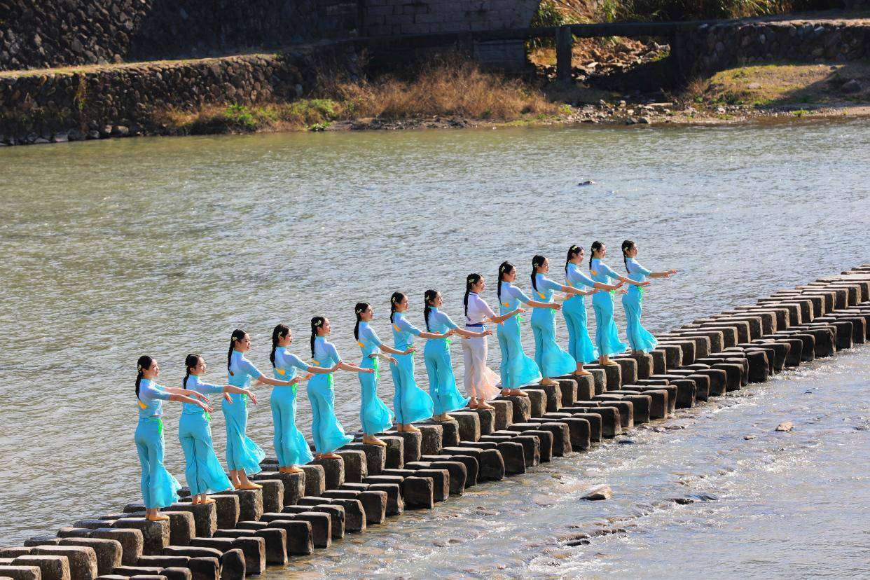 双人舞蹈小苹果儿童版:温州泰顺有一座石头桥，被誉为世界上历史最悠久的桥梁，上过春晚